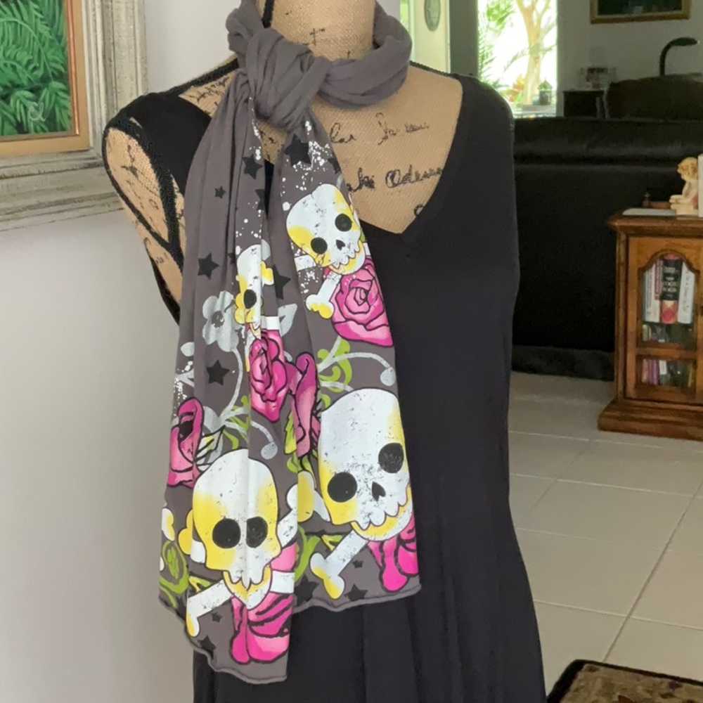 Skull & Roses Scarf - Picture 3 of 4